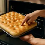 Come capire quando la focaccia è cotta al punto giusto? Un segnale visivo poco noto da osservare sempre